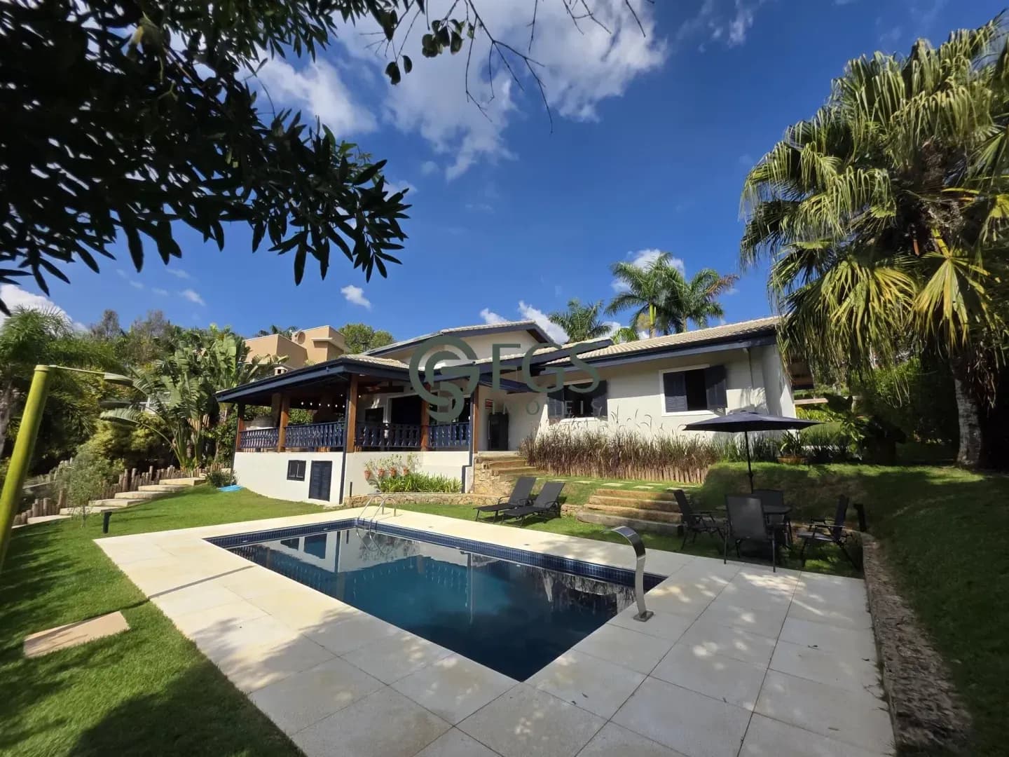 Linda casa próxima às áreas de lazer e com vista para represa.