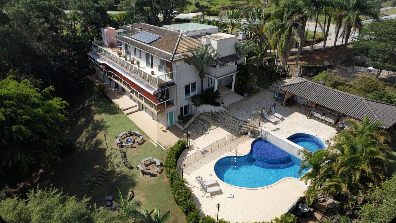 Casa Alto Padrão no Veleiros de Ibiúna - 6 Quartos (4 Suítes) com Elevador e Salão de Festas.