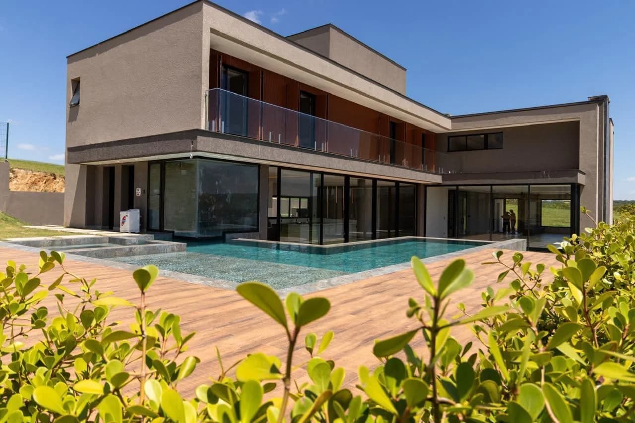 Projeto Contemporâneo em Condomínio com Golfe, Náutica e Heliporto a 90 km de SP.